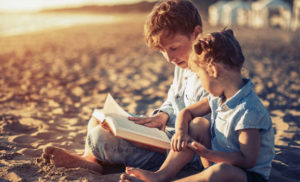 leyendo en la playa