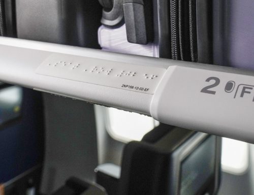 United Airlines incorpora el braille en sus aviones: «Para millones de nuestros clientes encontrar su asiento o llegar al baño puede ser un desafío»