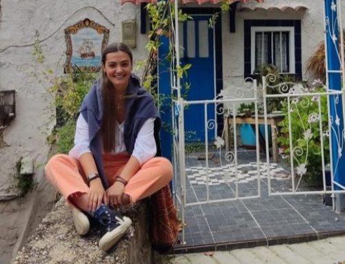 Lucía Cerra, fisioterapeuta de FQ: «Los niños asocian la piscina al ocio, pero a la vez están trabajando en su terapia»