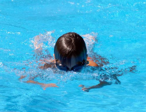 Cuando flotar salva vidas: por qué enseñar a nadar a niños autistas es más que una actividad recreativa